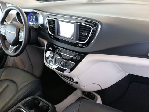 Used 2020 Chrysler Pacifica Touring-L image 30