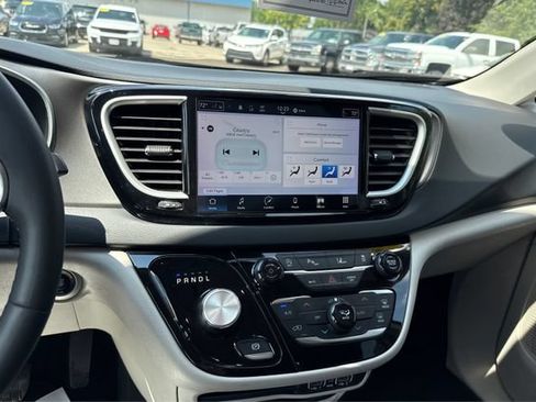 Used 2023 Chrysler Pacifica Touring-L FWD image 13