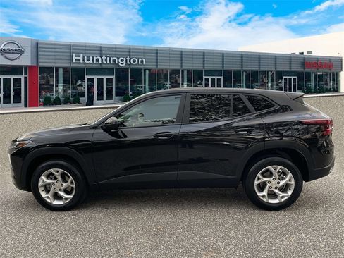 Used 2025 Chevrolet Trax LS w/ LS Convenience Package image 9