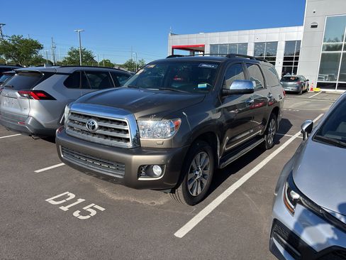 Used 2016 Toyota Sequoia Limited w/ Safety & Convenience Package AWD/4WD image 2