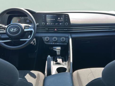 Certified 2025 Hyundai Elantra SE image 15