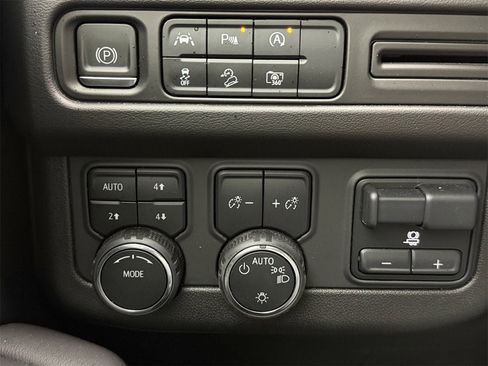 Used 2024 Chevrolet Tahoe Z71 w/ Luxury Package image 22