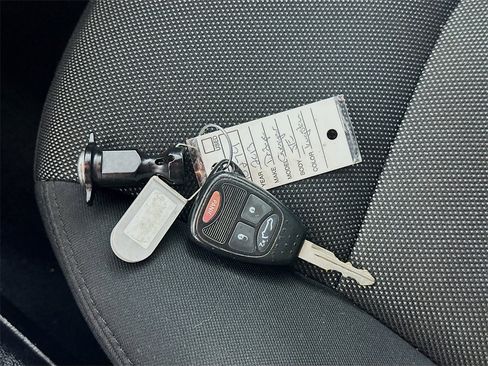 Used 2013 Dodge Avenger SE image 34