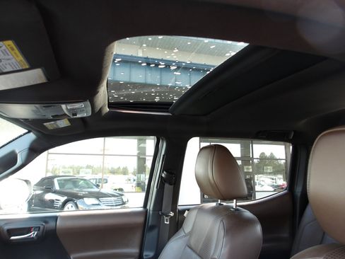 Used 2017 Toyota Tacoma Limited image 14