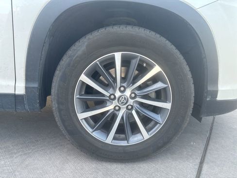 Used 2019 Toyota Highlander XLE image 7