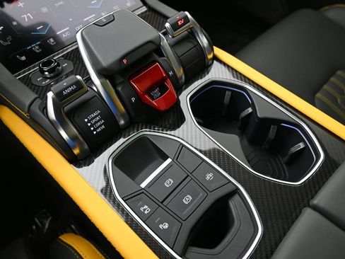 Used 2025 Lamborghini Urus SE AWD/4WD image 21