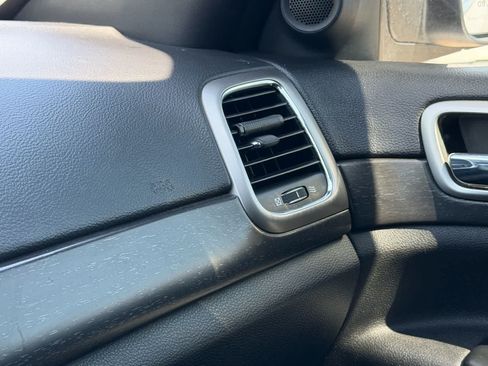 Used 2018 Jeep Grand Cherokee Laredo AWD/4WD image 28