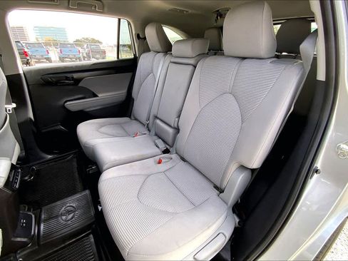 Used 2022 Toyota Highlander L image 19
