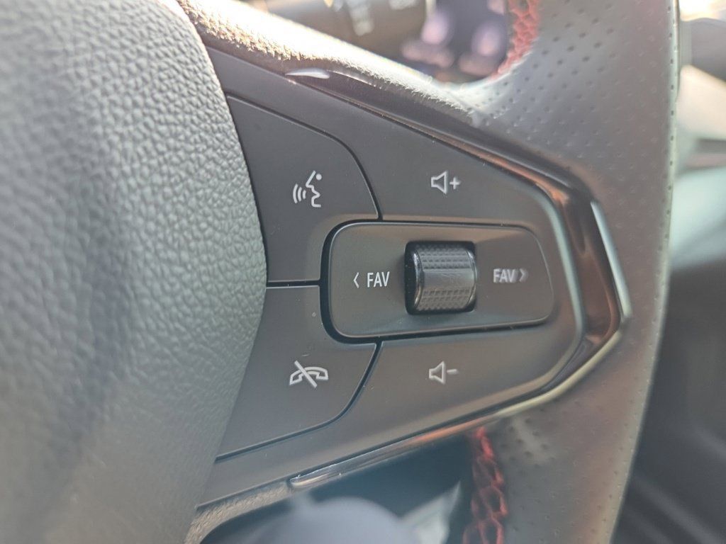 Used 2025 Chevrolet Trax RS w/ Sunroof Package FWD image 35