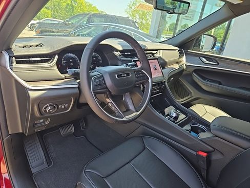 Used 2025 Jeep Grand Cherokee L Limited w/ Luxury Tech Group II image 38