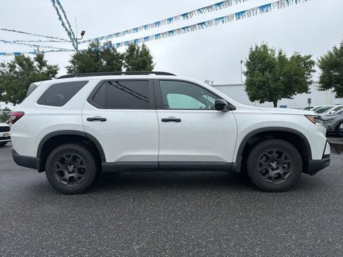 Used 2023 Honda Pilot TrailSport image 3