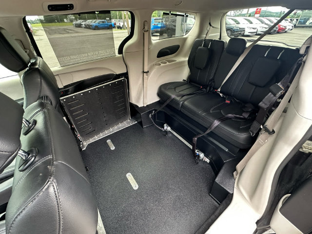 Used 2022 Chrysler Pacifica Touring-L FWD image 10