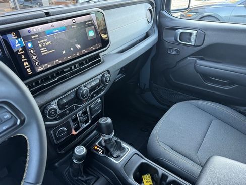 Used 2024 Jeep Gladiator Sport image 13
