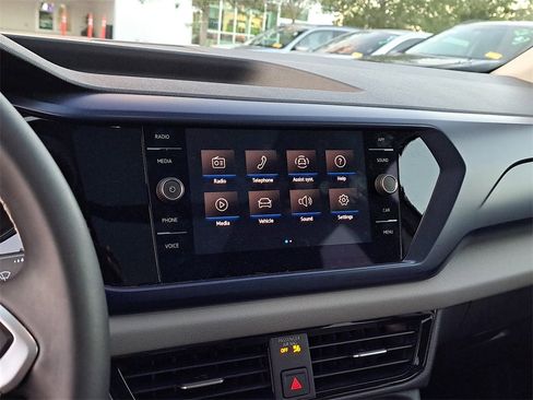 Certified 2022 Volkswagen Taos SE image 21