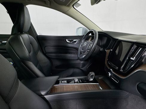 Used 2022 Volvo XC60 B5 Momentum w/ Advanced Package FWD image 28