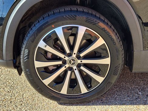 Used 2021 Mercedes-Benz GLB 250 w/ Premium Package image 11