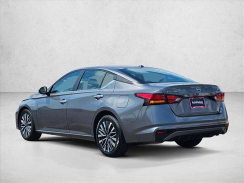 Used 2024 Nissan Altima 2.5 SV FWD image 8