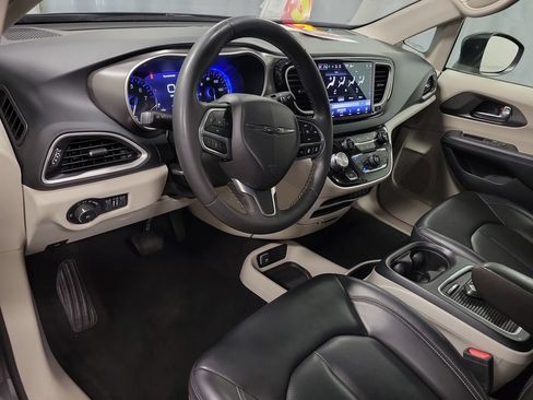 Used 2023 Chrysler Pacifica Touring-L FWD image 13