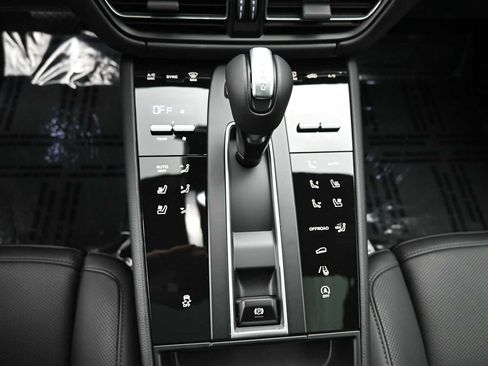 New 2026 Porsche Macan AWD/4WD image 11