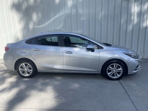 Used 2017 Chevrolet Cruze LT w/ Convenience Package image 2