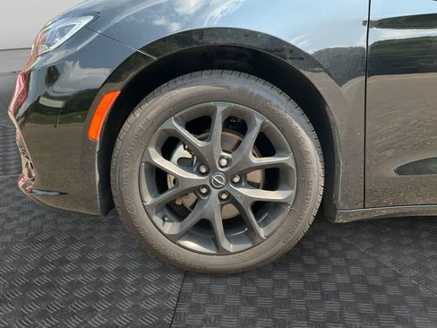 Used 2025 Chrysler Pacifica Limited FWD image 14