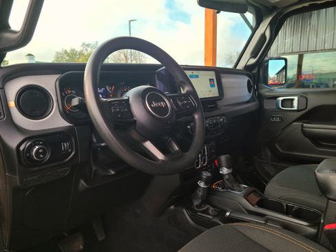 Used 2025 Jeep Gladiator Sport image 9