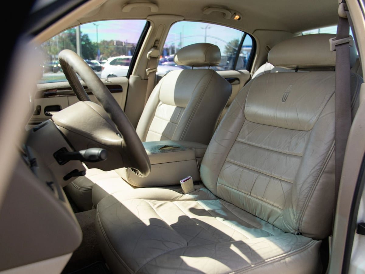 Used 2000 Lincoln Town Car Executive RWD image 20