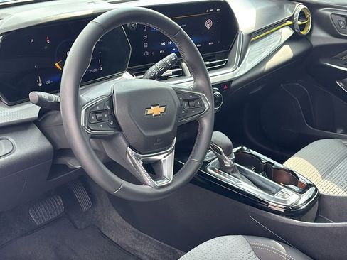 Used 2025 Chevrolet Trax LT w/ Sunroof Package image 26