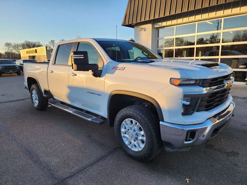 Used 2024 Chevrolet Silverado 2500 LT AWD/4WD image 2