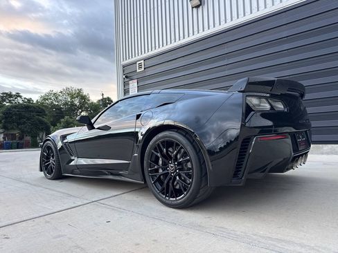 Used 2015 Chevrolet Corvette Z06 w/ 3LZ Preferred Equipment Group RWD image 14