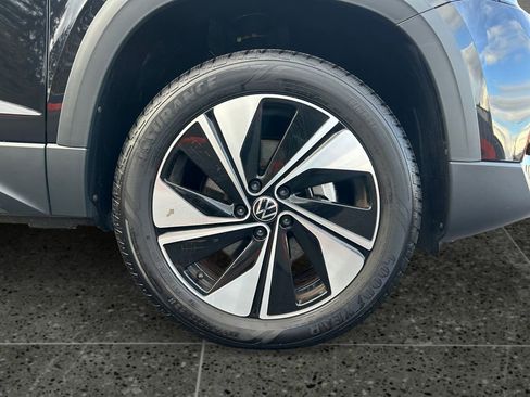 Used 2025 Volkswagen Taos SE image 9