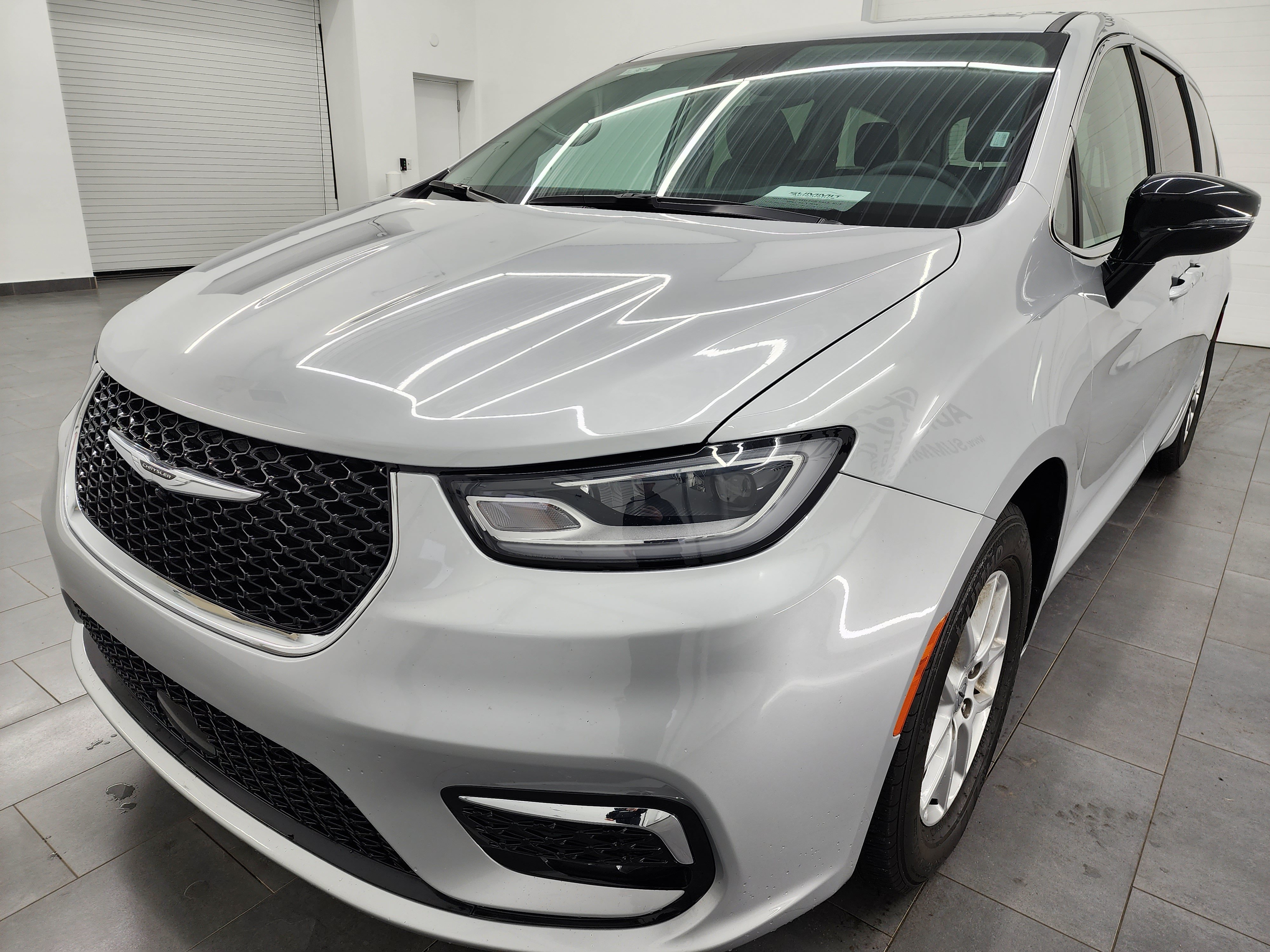 Used 2024 Chrysler Pacifica Touring-L FWD image 5
