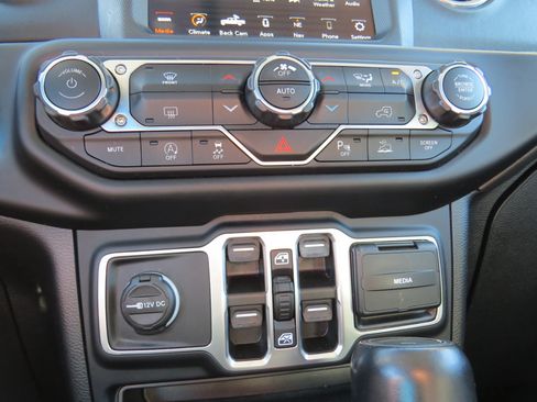 Used 2021 Jeep Gladiator Overland w/ Popular Equipment Package AWD/4WD image 22