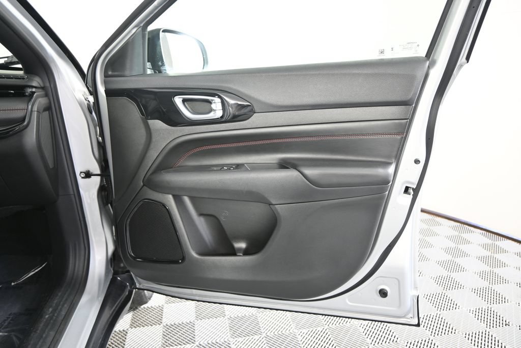 Used 2024 Jeep Compass Trailhawk AWD/4WD image 12