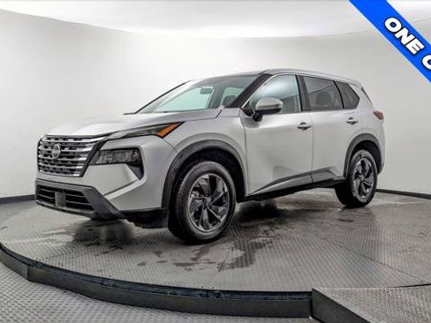 Used 2025 Nissan Rogue SV AWD/4WD image 2