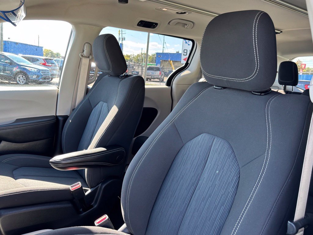 Used 2024 Chrysler Voyager LX FWD image 10