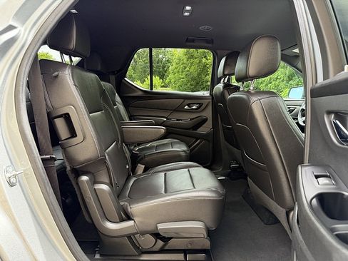 Used 2023 Chevrolet Traverse LT FWD image 24