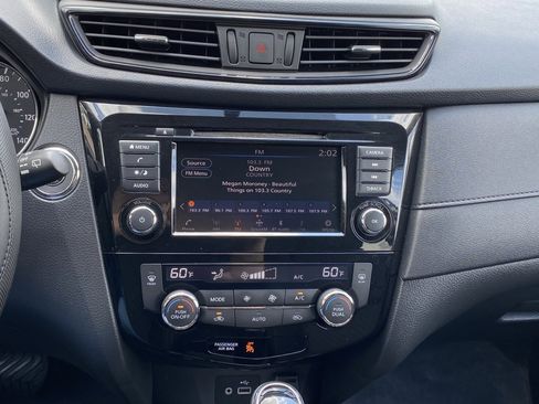 Used 2018 Nissan Rogue SV FWD image 13