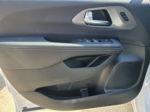 New 2026 Chrysler Pacifica Select image 18