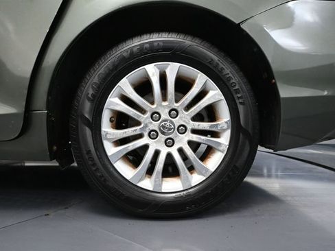 Used 2014 Toyota Sienna XLE image 11