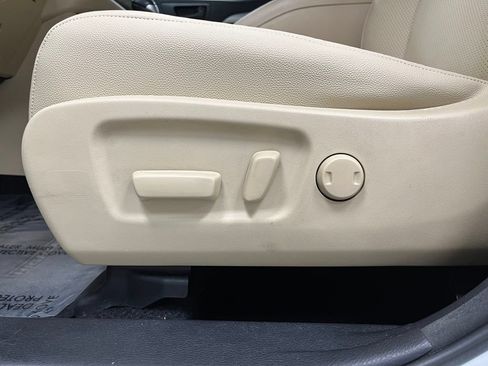 Used 2018 Toyota Highlander Plus w/ Carpet Mat Package (TMS) AWD/4WD image 23