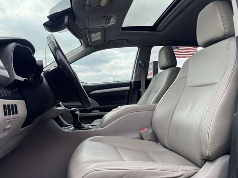 Used 2019 Toyota Highlander XLE AWD/4WD image 15