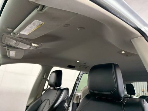 Used 2024 Chrysler Pacifica Touring-L FWD image 18