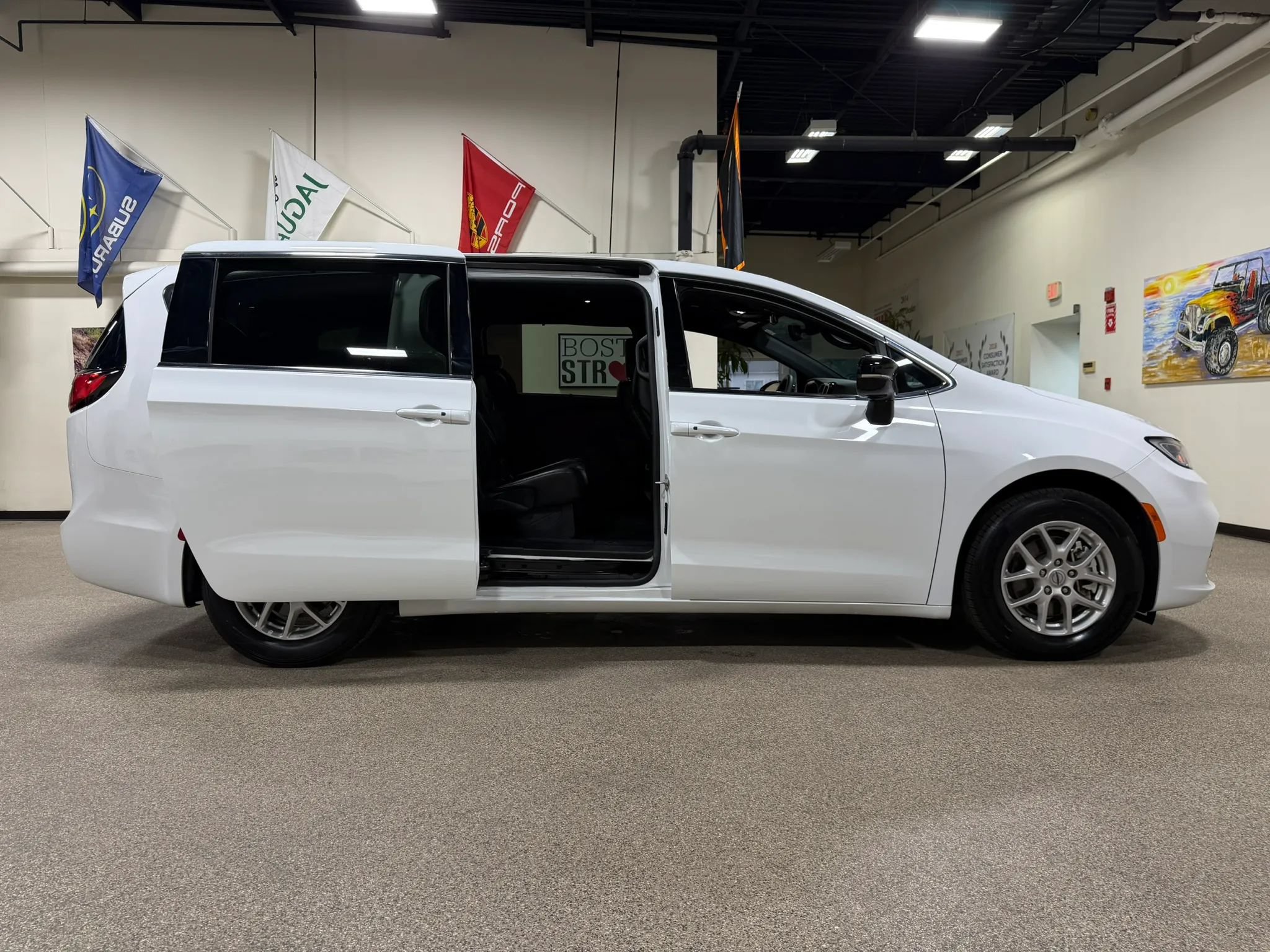 Used 2025 Chrysler Pacifica Select FWD image 23
