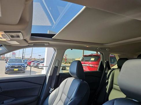 Used 2024 Nissan Rogue SV w/ SV Premium Package image 12