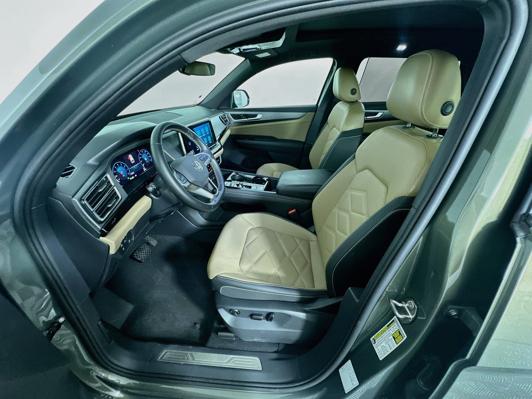 Used 2025 Volkswagen Atlas Cross Sport SE FWD image 13