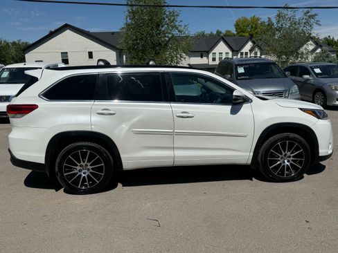 Used 2017 Toyota Highlander SE AWD/4WD image 3
