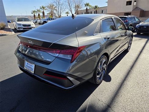 Used 2025 Hyundai Elantra Limited image 4
