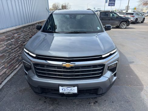 Used 2024 Chevrolet Traverse LT image 3