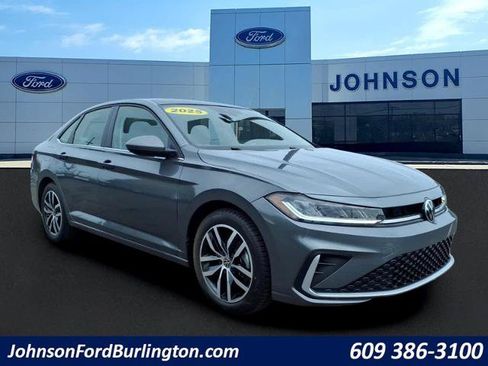 Used 2025 Volkswagen Jetta SE FWD image 1